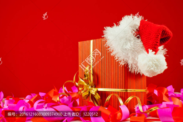 帶紅色背景的Santa帽子圣誕禮物