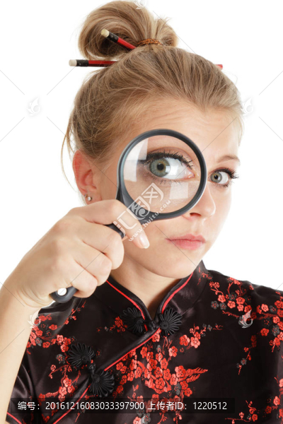 透過放大鏡看的女人