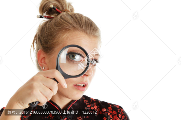 透過放大鏡看的女人
