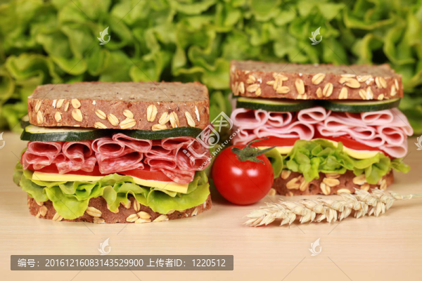 與意大利臘腸和火腿三明治