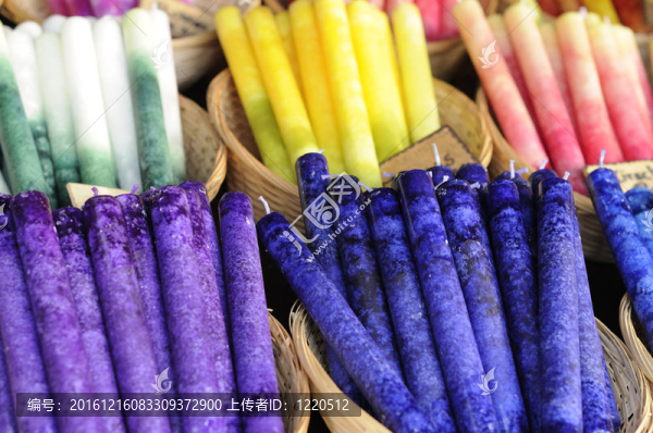 五顏六色的蠟燭在中世紀(jì)的市場(chǎng)；埃斯林根