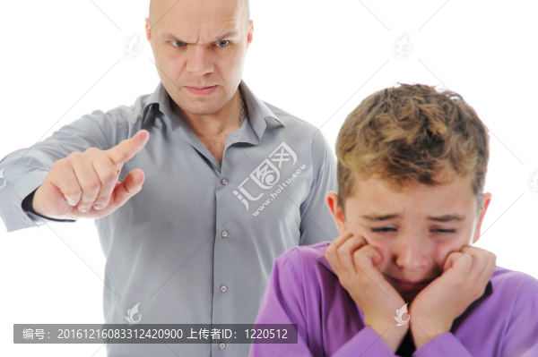 嚴厲的父親對他的兒子