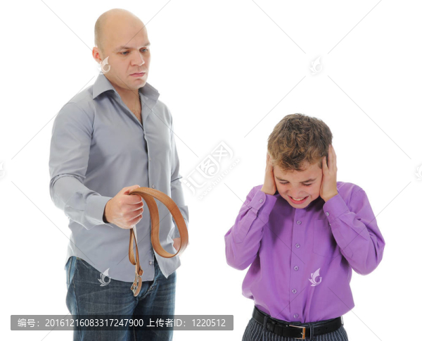 嚴(yán)厲的父親對他的兒子