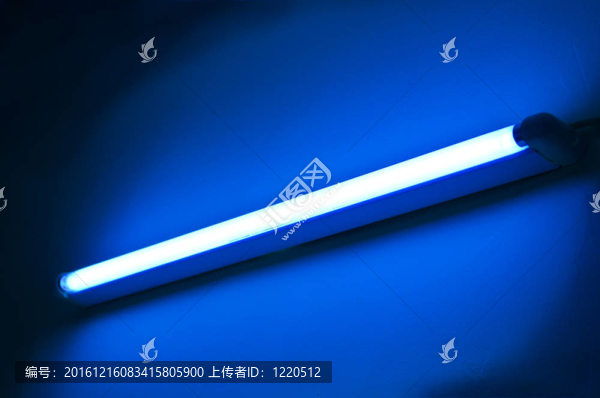 藍色墻壁上閃爍的熒光燈