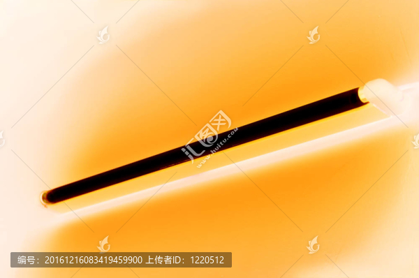 熒光燈在光滑的墻壁上閃耀