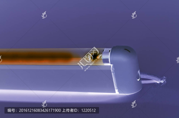 日光燈在光滑工作室地面閃耀