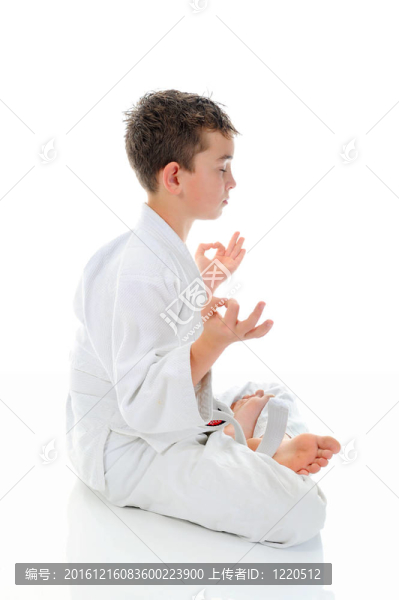 小男孩訓(xùn)練空手道。