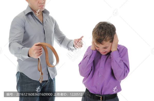 嚴(yán)厲的父親對他的兒子