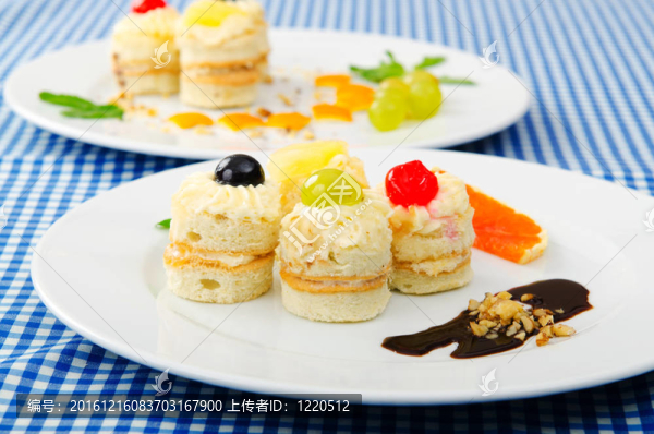 盤(pán)子里滿是美味的迷你蛋糕