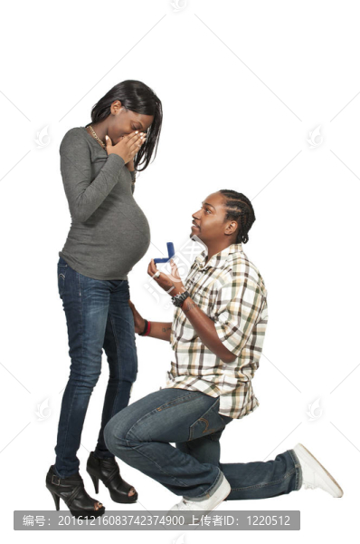 黑人向孕婦求婚