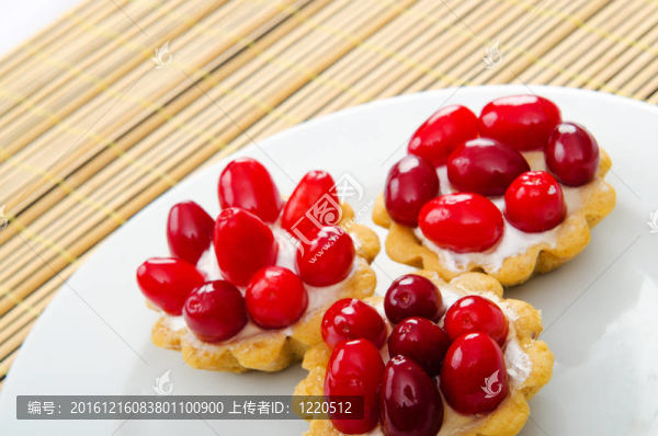 山茱萸的漿果和水果蛋糕