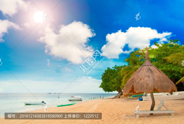 小屋的海灘上