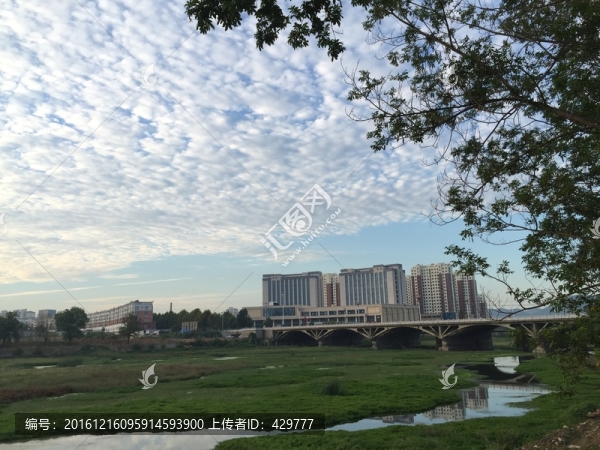 沿河風(fēng)光