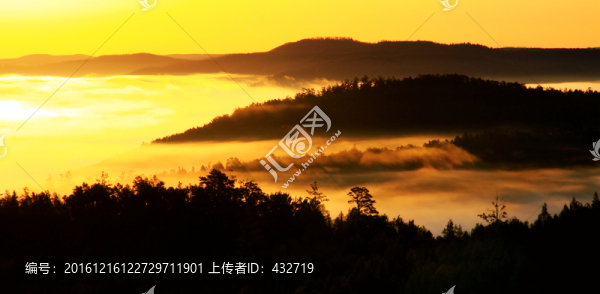 山巒云海日出