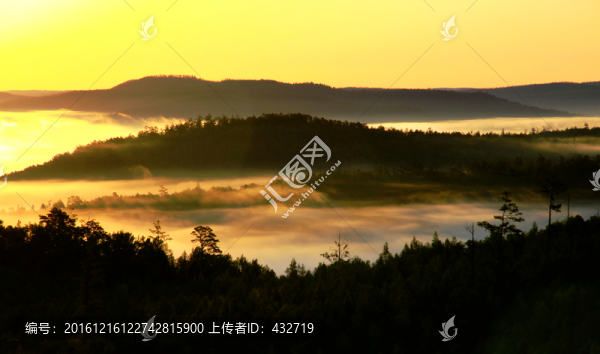 山巒云海日出
