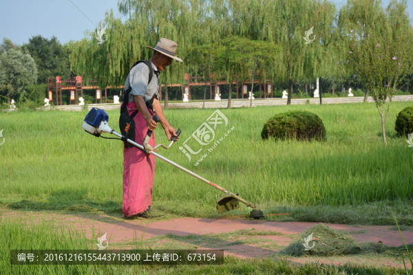 草坪修剪工人