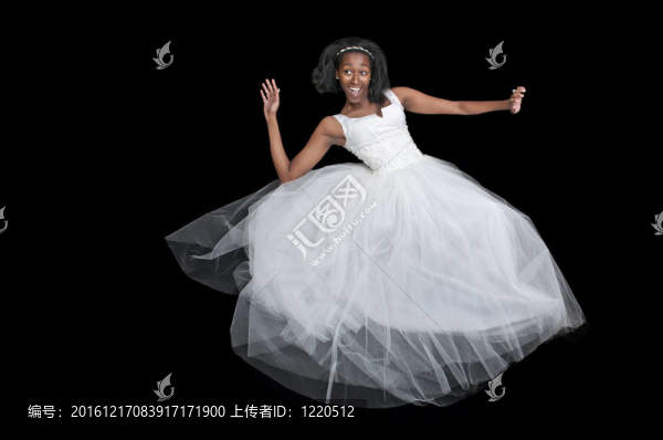 穿婚紗的黑人婦女