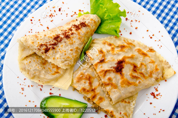 肉煎餅在盤子里