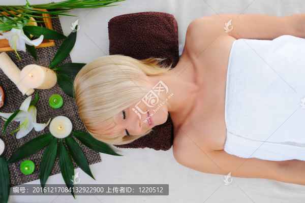 水療中心的年輕女子