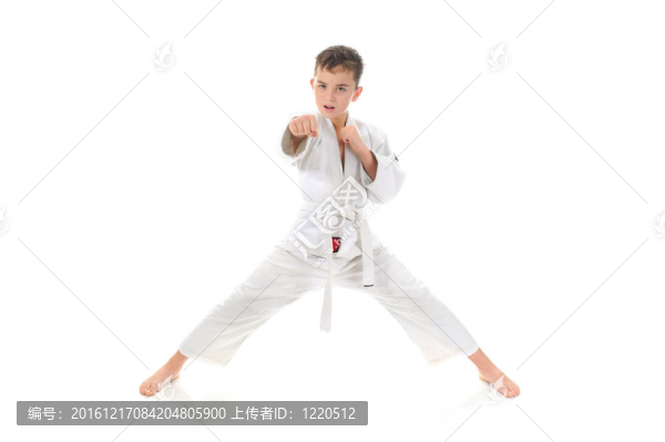 小男孩訓(xùn)練空手道。