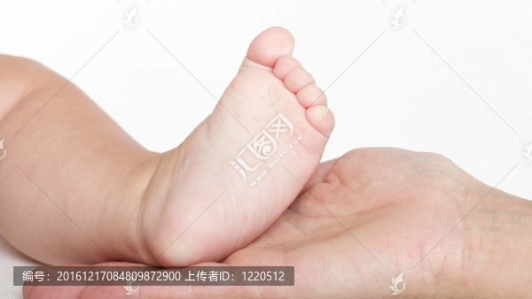 嬰兒腳在母親手中