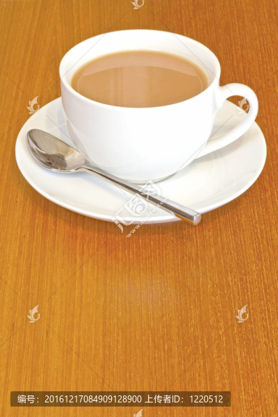 一杯茶在木臺碟