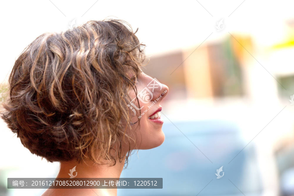 一個美麗的年輕女人在戶外的畫像