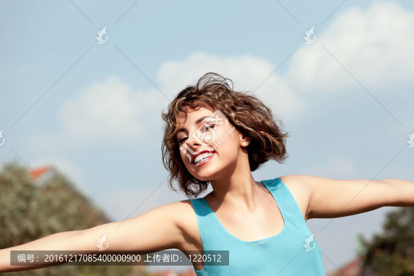 一個(gè)美麗的年輕女人在戶外的畫像