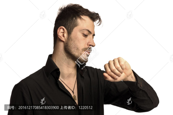 一個男人看他的手表的肖像