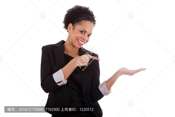年輕的非裔美國婦女在空棕櫚上展示一些東西