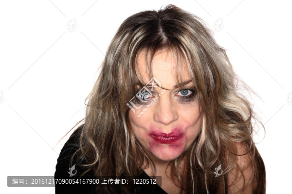 一個(gè)流著妝的哭泣女人的畫像