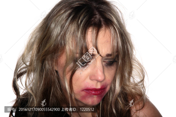 一個(gè)流著妝的哭泣女人的畫像