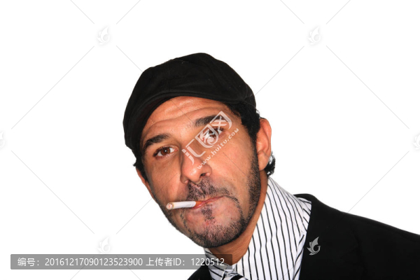 用貝雷帽的年輕人