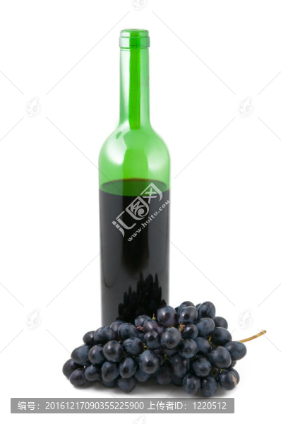 酒瓶和一簇葡萄