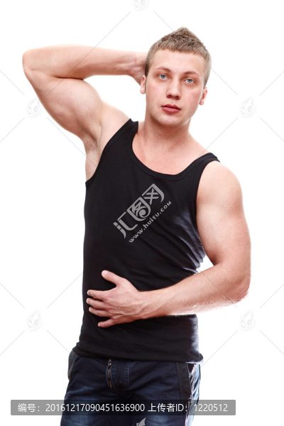 一個(gè)英俊的白人男子在黑色T恤musculan孤立在白色背景