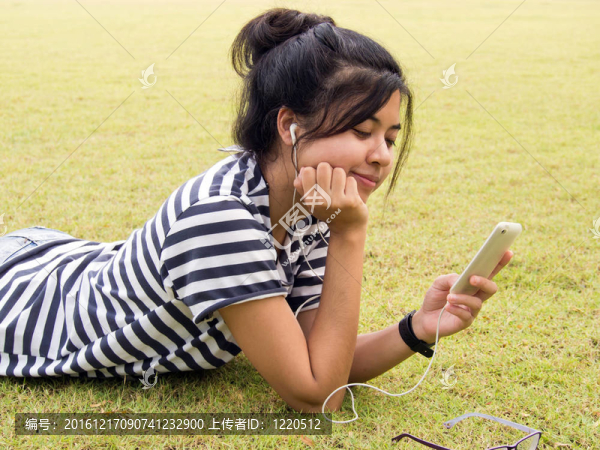 女人放松和聽(tīng)音樂(lè)戶外