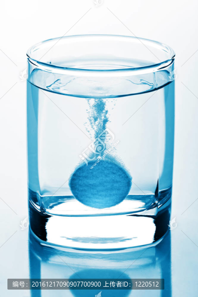 水中的藥片