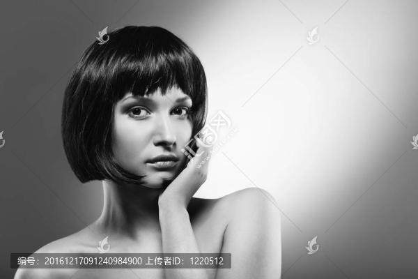 嚴肅的年輕女孩
