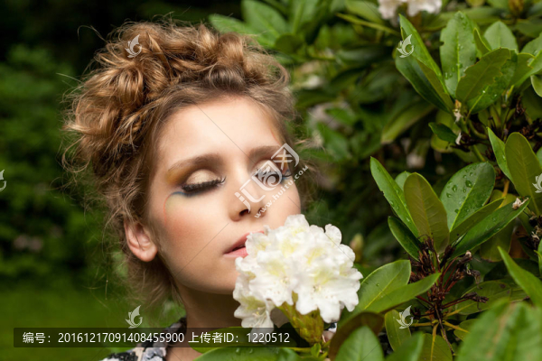 女孩和花