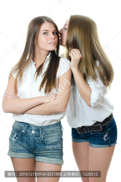 兩個女孩的女朋友耳語