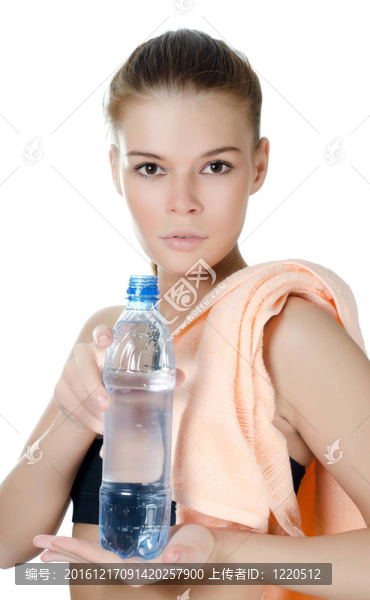 帶毛巾和水瓶的運動女孩