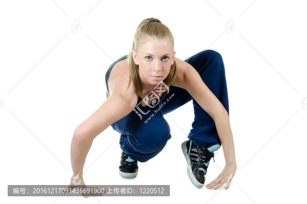 在白色背景上跳舞的女孩