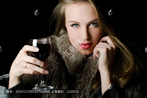 美麗的女孩與酒杯