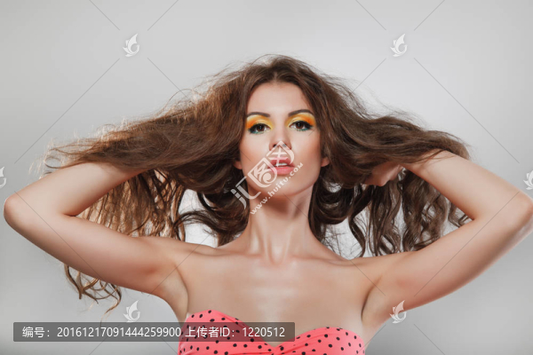 年輕漂亮的女人