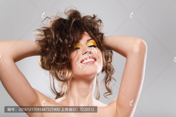 年輕漂亮的女人
