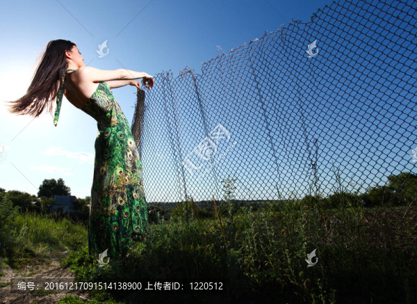 穿綠色連衣裙的女人