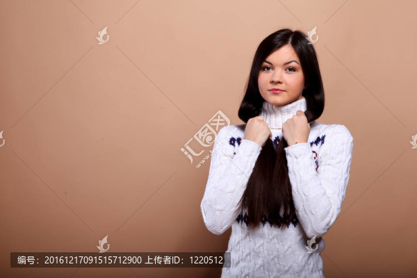 穿暖毛衣的女孩