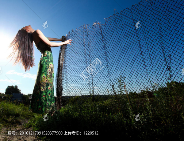 穿綠色連衣裙的女人