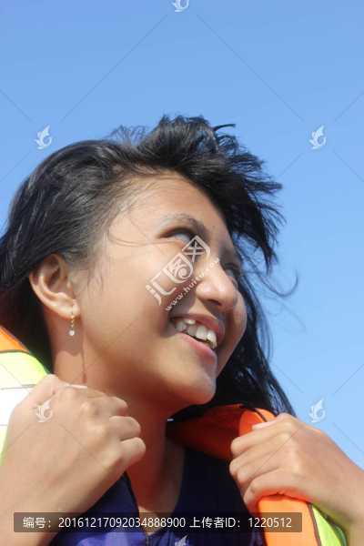 可愛的女孩眉目傳情