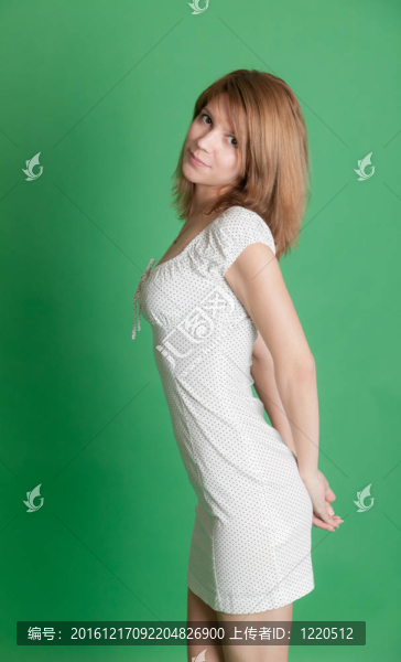 穿白色連衣裙的女孩